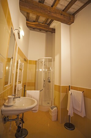 Shower, free toiletries, hair dryer, bidet - ll Ristoro Del Viandante (Offagna)