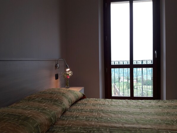 Deluxe Double or Twin Room | Desk, blackout drapes, free WiFi, bed sheets