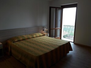 Desk, blackout curtains, free WiFi, bed sheets - Albergo Diffuso Belvedere (Alice Bel Colle)