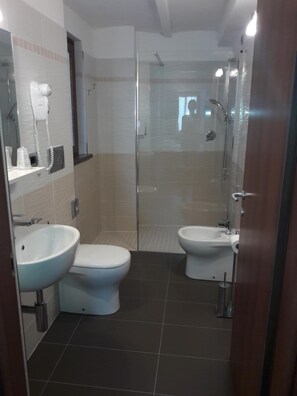 Shower, free toiletries, hair dryer, bidet - Albergo Diffuso Belvedere (Alice Bel Colle)