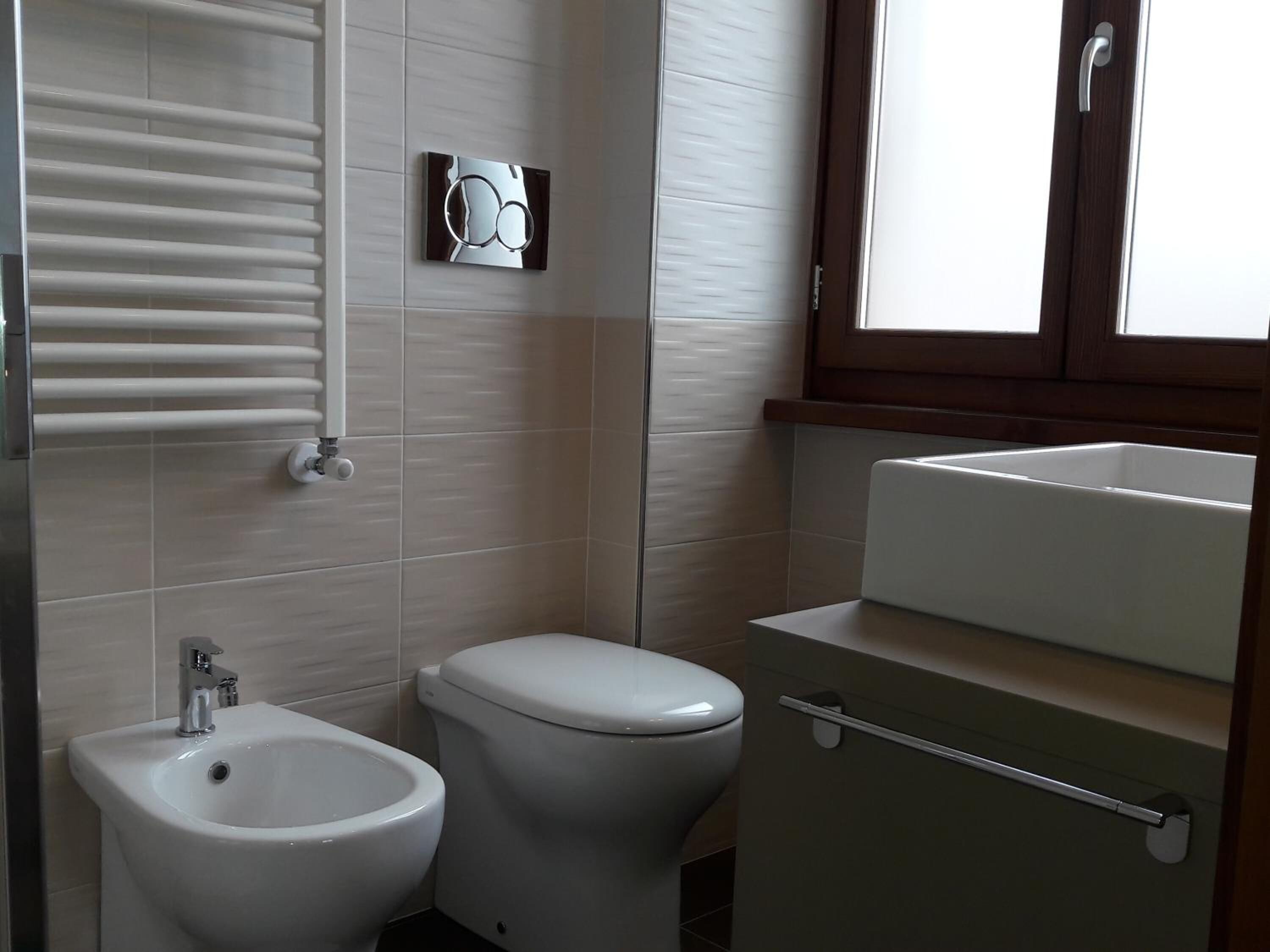 shower, free toiletries, hair dryer, bidet