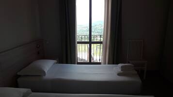 Deluxe-Doppel- oder -Zweibettzimmer | Schreibtisch, Verdunkelungsvorhänge, kostenloses WLAN, Bettwäsche