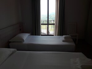 Deluxe Double or Twin Room | Desk, blackout drapes, free WiFi, bed sheets