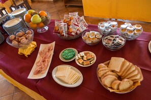 TĂ€gliches FrĂŒhstĂŒcksbuffet (10 EUR pro Person)