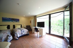 Apartment (for 2 people) | Wohnbereich | 42-Zoll-Flachbildfernseher mit Kabelempfang, Fernseher