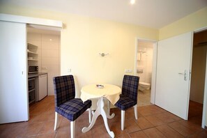 Apartment (for 2 people) | Wohnbereich | 42-Zoll-Flachbildfernseher mit Kabelempfang, Fernseher