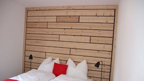 Design appartement (Upper Floor) | Een bureau, een strijkplank/strijkijzer, gratis babybedden, gratis wifi