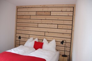 Design appartement (Upper Floor) | Een bureau, een strijkplank/strijkijzer, gratis babybedden, gratis wifi