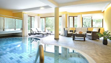 Una piscina cubierta