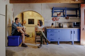 Apartamento tradicional, cocina, en la zona del patio (Casa Pequena) | Cocina privada | Nevera en la zona común, cafetera o tetera y hervidor eléctrico