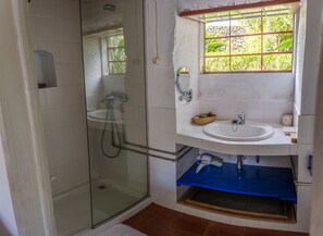 Apartamento tradicional, frigorífico (Atafona) | Baño | Artículos de higiene personal gratuitos, secador de pelo y toallas