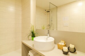 Deluxe-Vierbettzimmer, 1 Schlafzimmer, Seeblick | Zimmersafe, Schreibtisch, kostenloses WLAN, Bettwäsche
