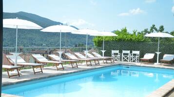 Piscina externa sazonal, funciona das 8h às 20h, guarda-sóis