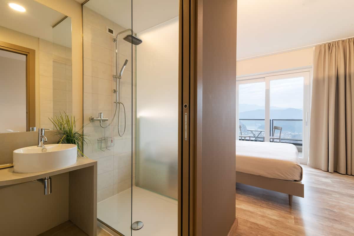 deluxe double room, lake view | 1 bedroom, in-room safe, desk, free wifi