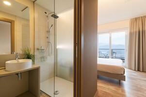 デラックス ダブルルーム レイクビュー | セーフティボックス (室内)、デスク、WiFi (無料)、ベッドシーツ