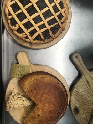Free daily local cuisine breakfast  - Agriturismo La Vita è Bella (Fabriano)