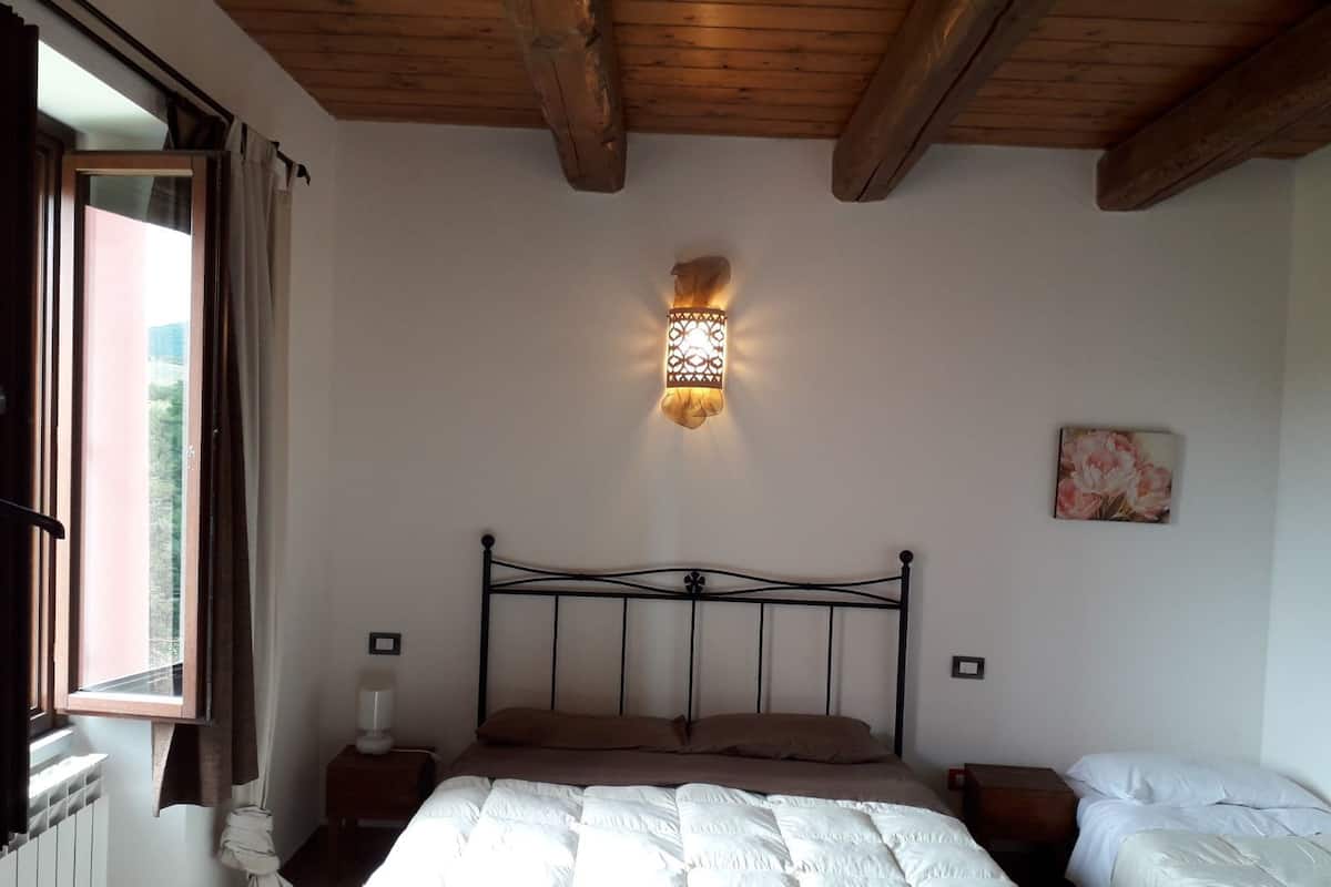 Dreibettzimmer, Hügelblick | Schreibtisch, kostenloses WLAN, Bettwäsche, Rollstuhlgeeignet