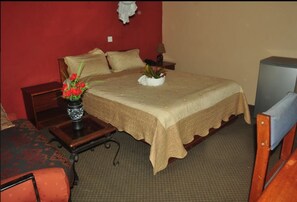 Desk, iron/ironing board, free WiFi, bed sheets - College Inn (Kampala)