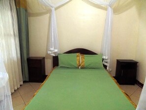 Desk, iron/ironing board, free WiFi, bed sheets - College Inn (Kampala)