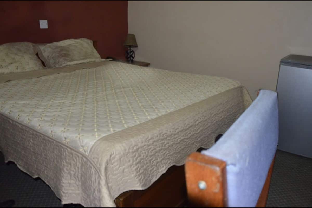 Single Room | Desk, iron/ironing board, WiFi (free), bed sheets