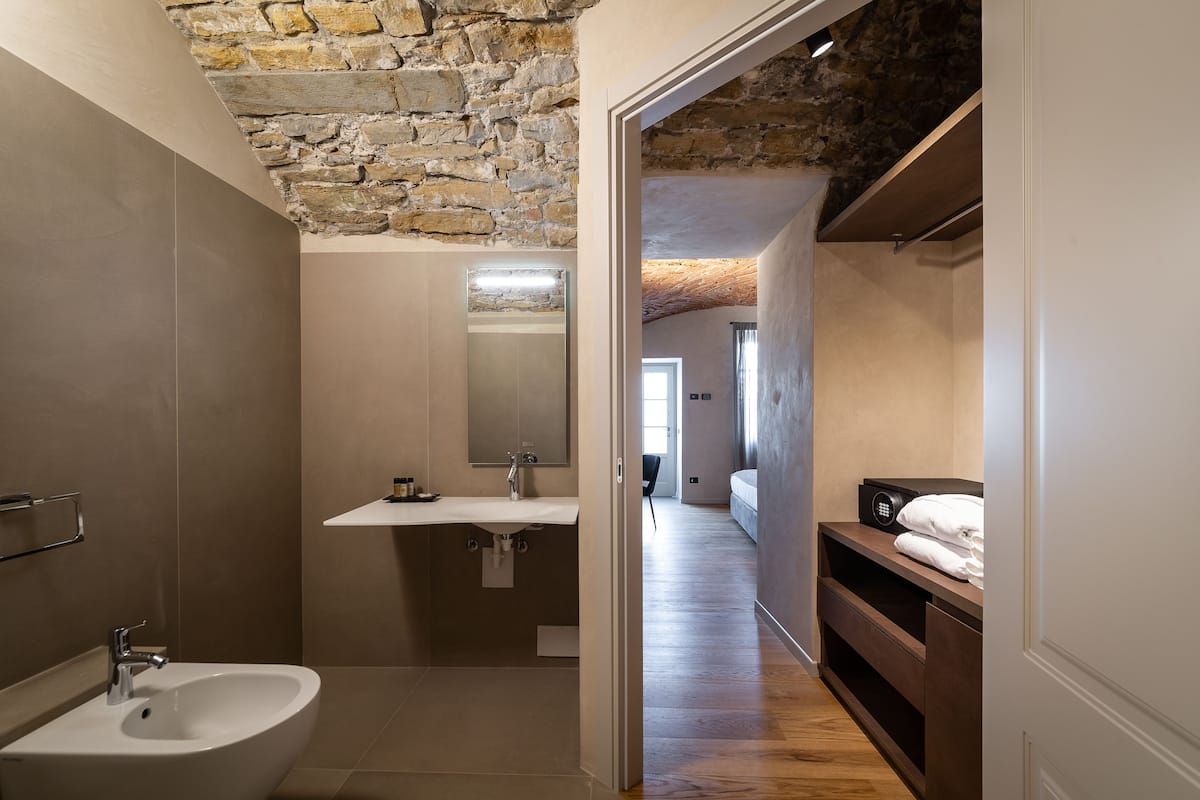 superior double room | bathroom | free toiletries, bathrobes, slippers, towels