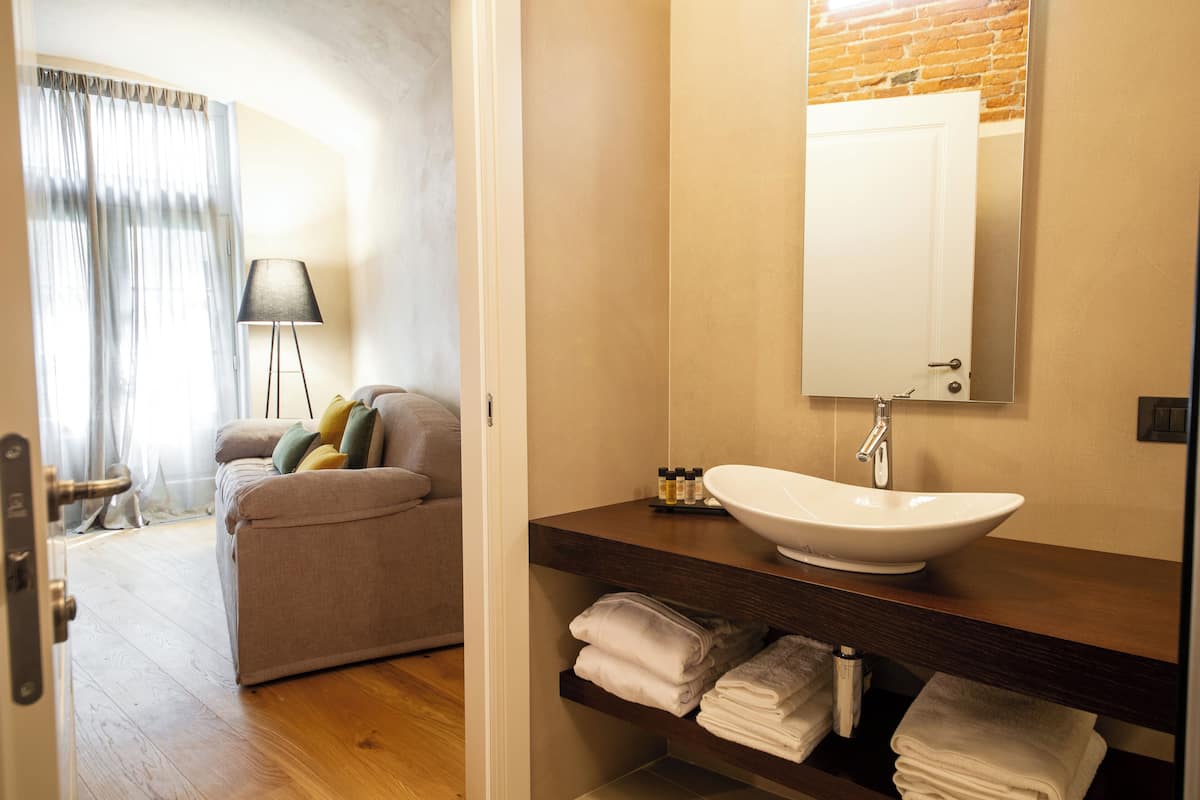 family suite, 2 bedrooms | bathroom | free toiletries, bathrobes, slippers, towels