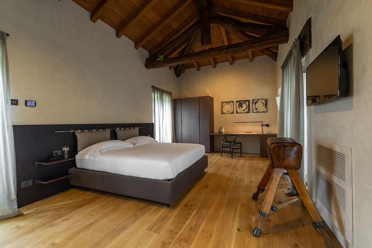 2 bedrooms, premium bedding, minibar, in-room safe