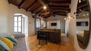 Deluxe-Doppelzimmer, Stadtblick | 2 Schlafzimmer, hochwertige Bettwaren, Minibar, Zimmersafe