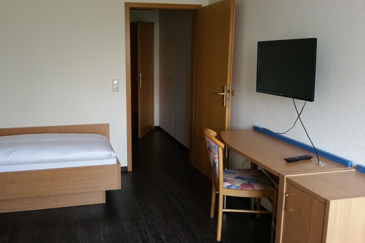Single Room | Desk