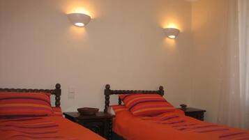 Kamar Twin | Didekorasi berbeda-beda dan dilengkapi dengan perabotan berbeda-beda