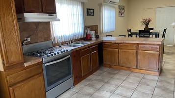 Maison Confort, 3 chambres | Cuisine privée | Grand réfrigérateur, micro-ondes, four, plaque de cuisson