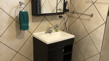 Ducha, artículos de tocador gratuitos, toallas, shampoo