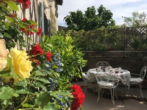 Desayuno con opciones de la cocina local incluido todos los días 