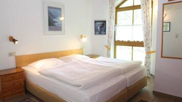 Premium bedding, iron/ironing board, free WiFi, bed sheets