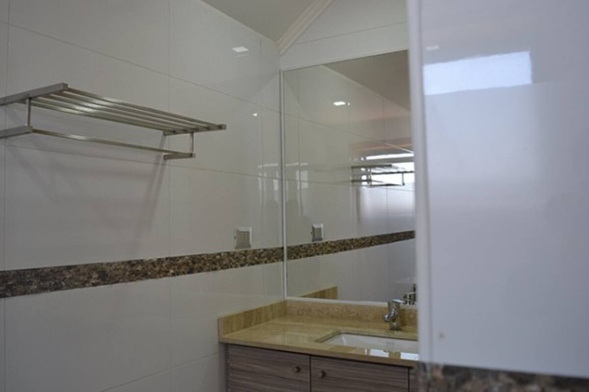 Shower, free toiletries, towels