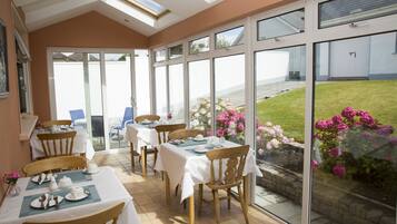 Breakfast (EUR 10.00 per person)