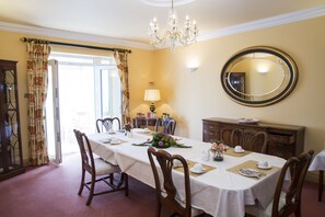 El desayuno cuesta 10.00 EUR por persona