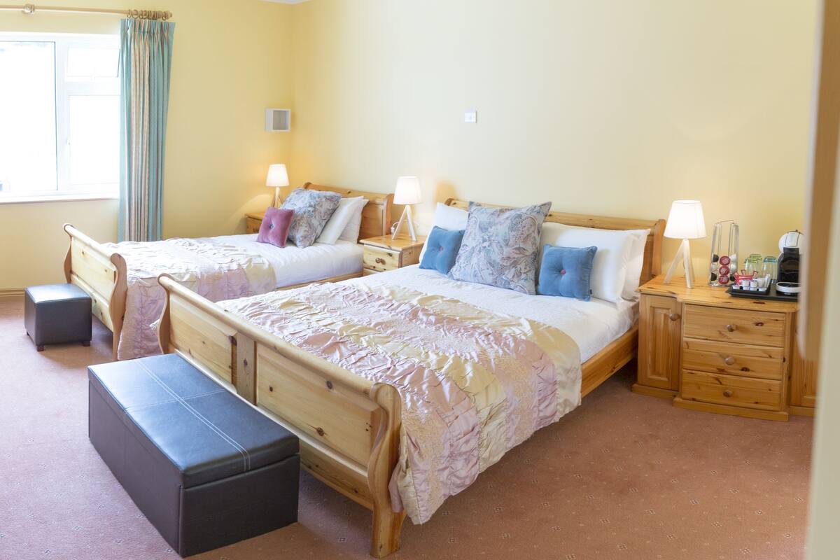 Iron/ironing board, WiFi (free)