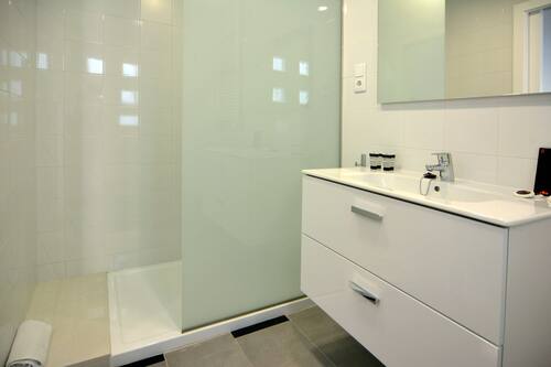 Apartamento superior, terraza | Baño | Ducha, artículos de higiene personal gratuitos y toallas