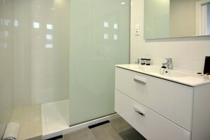 Superior Apartment, Terrace | Bathroom | Shower, free toiletries, towels - Santiago Center Rooms (Santiago de Compostela)