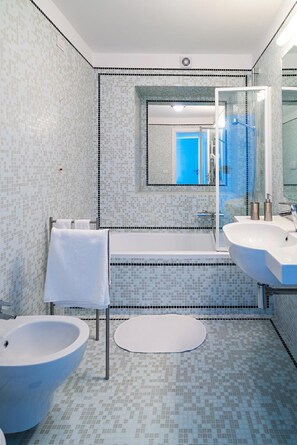 Douche, articles de toilette gratuits, sèche-cheveux, bidet