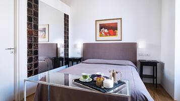 Brankas, meja kerja, Wi-Fi gratis, dan seprai linen