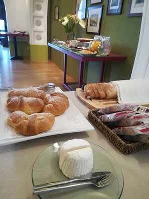 Desayuno de cocina local todos los días (con cargo) 