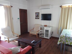 Cabin, 1 Bedroom | Ruang tamu | TV skrin rata 