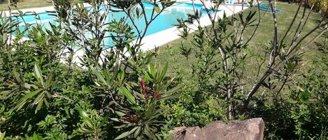 Una piscina al aire libre, tumbonas