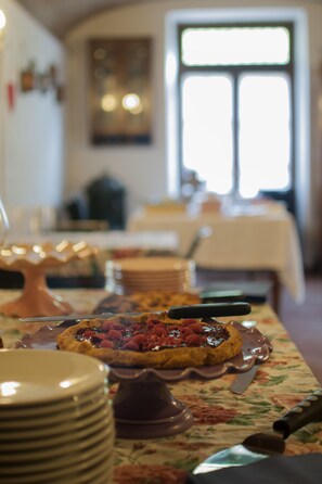 Tägliches Frühstücksbuffet (13.00 EUR pro Person)