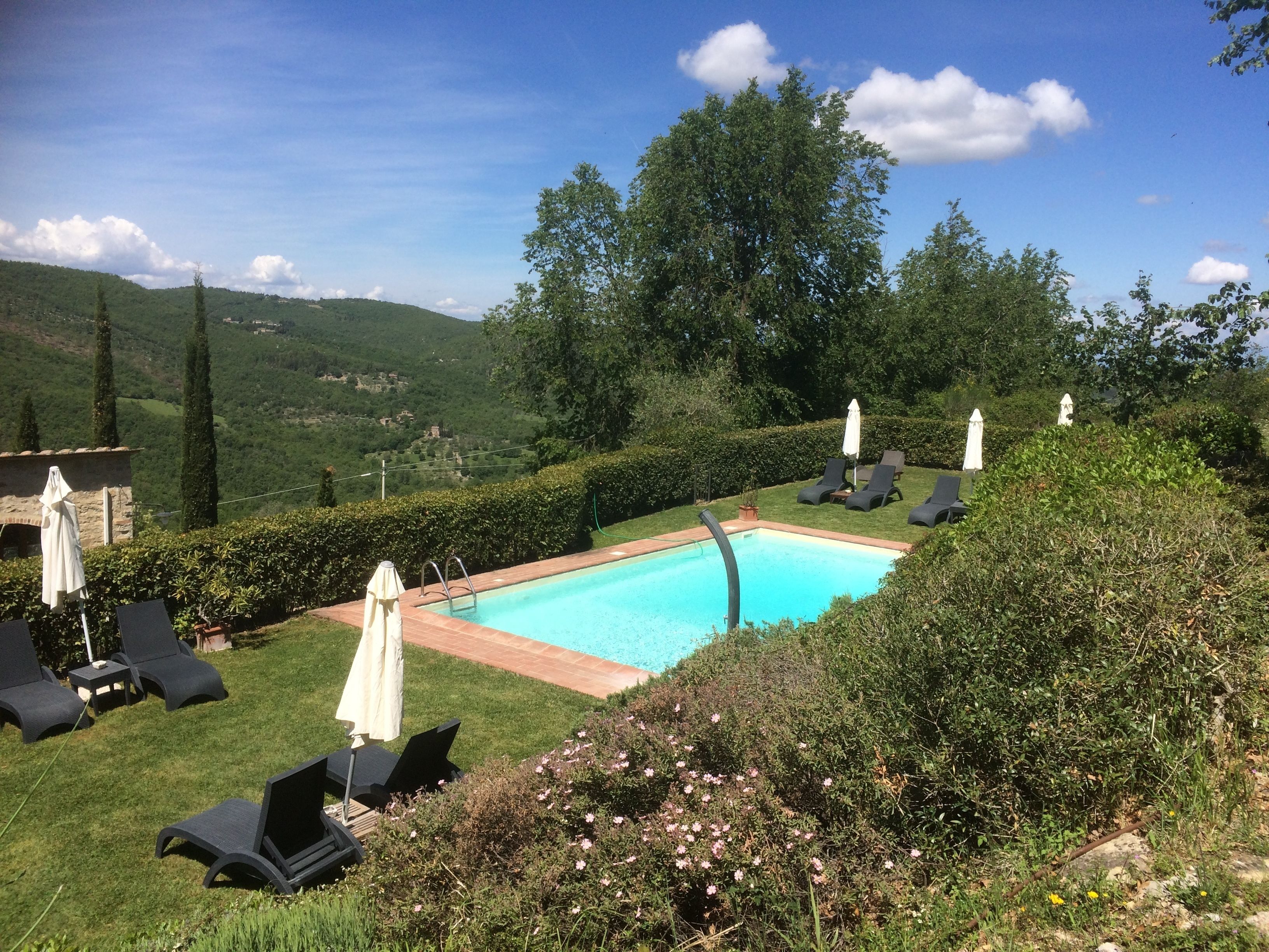 Piscina stagionale all'aperto, ombrelloni da piscina, lettini