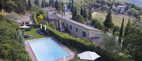 Piscine extérieure (ouverte en saison), parasols de plage