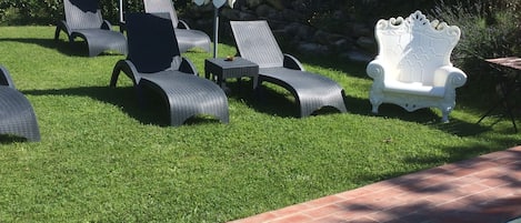 Außenpool (je nach Saison geöffnet), Sonnenschirme, Liegestühle