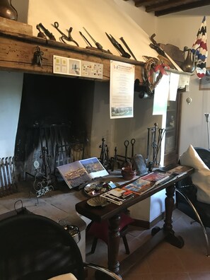 Lobby sitting area - Residenzia del Sogno (Castellina in Chianti)